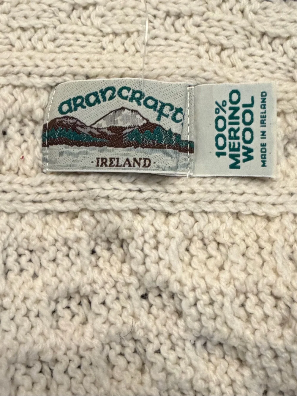 NWT ✨ Merino wool  Cream Cable Knit Women's scarf and mitten set unisex